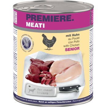 PREMIERE MEATI-Dose mit der Aufschrift "with Chicken" und "SENIOR", zeigt rohe Hühnchenstücke und ein Fleischbeil mit der Aufschrift "for meat lovers".